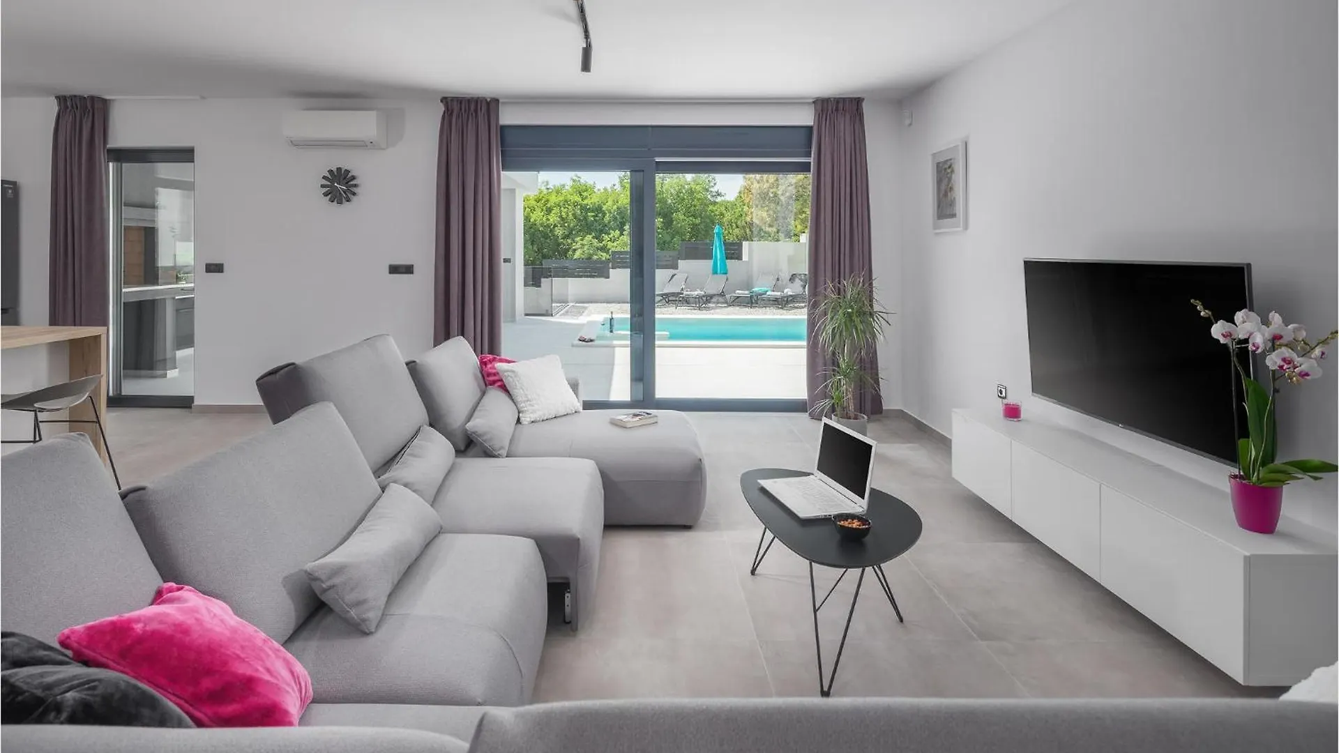 Amazing Home In Rebici With Outdoor Swimming Pool بيت للعطل